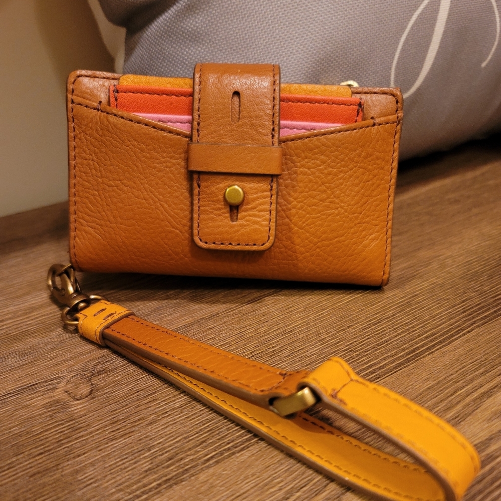 Fossil small wristlet wallet.